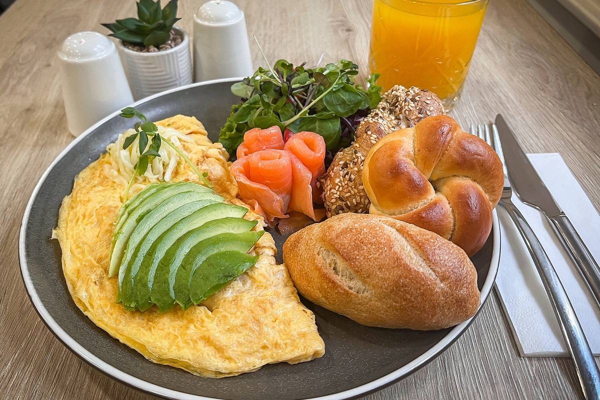 Brunch omelette plated at a café table